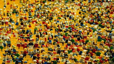 电商产品主图图片编辑流程展示，白底产品图经过抠图和排版处理后呈现专业电商风格